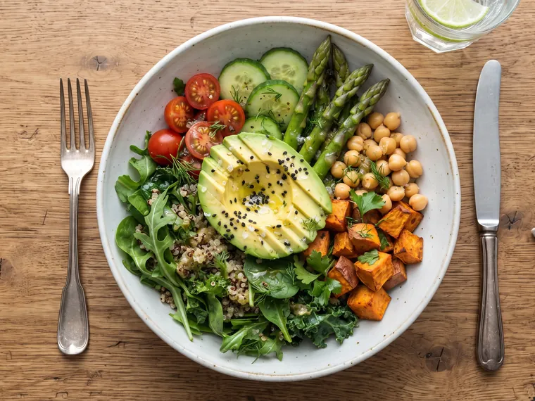 Comida saludable con aguacate
